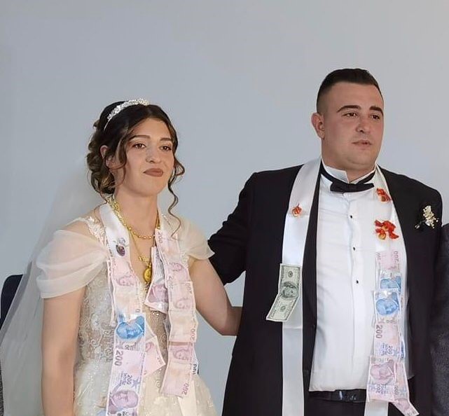 MEHMET VE EDANUR BİR YASTIĞA BAŞKOYDU