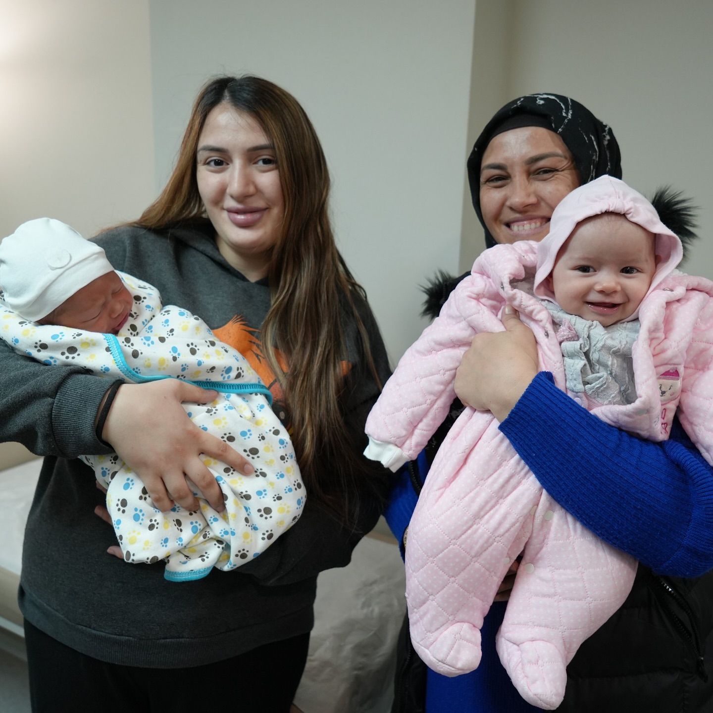 ANNE KIZ AYNI ANDA DOĞUM YAPTI