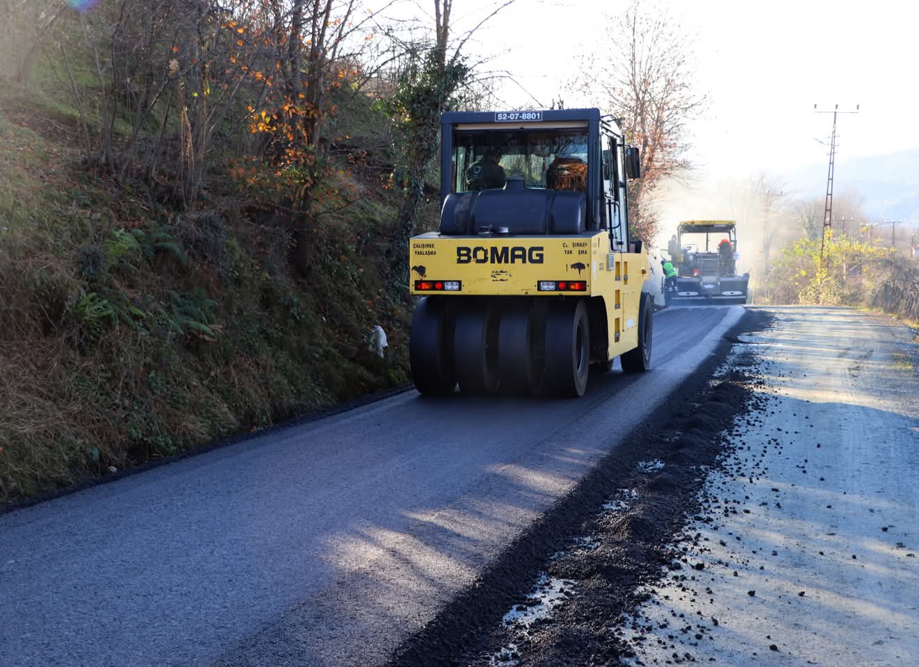 HAVALAR İYİ GİDİNCE 7 MAHALLE YOLUNA SICAK ASFALT DÖKÜLDÜ