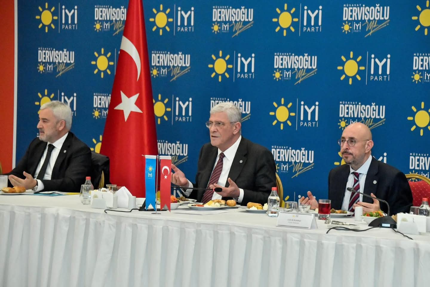 İYİ PARTİ MERKEZ YÖNETİMİ İFTARDA BULUŞTU