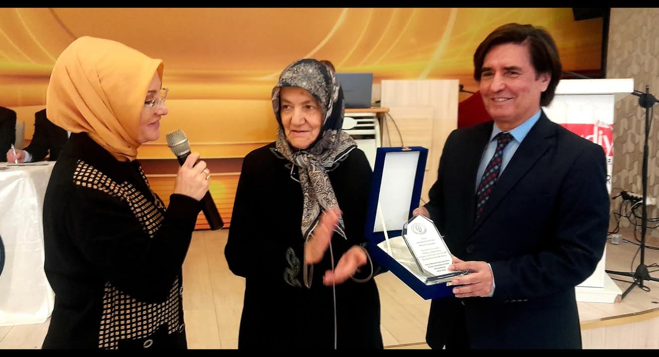 SEFAİ UZUNYURT'A YILIN GAZETECİSİ ÖDÜLÜ