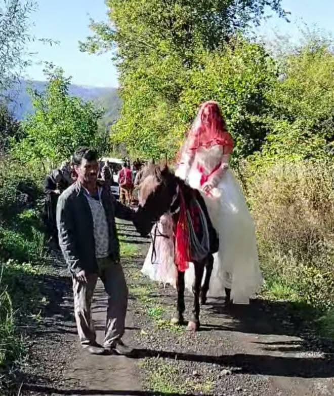GELİN ALMA MERASİMİ AT SIRTINDA YAPILDI