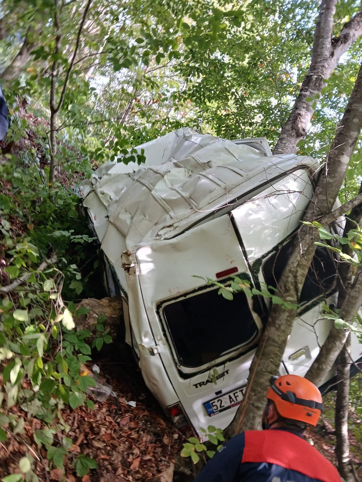 MESUDİYE’DE MİNİBÜS UÇURUMA YUVARLANDI: 11 YARALI!