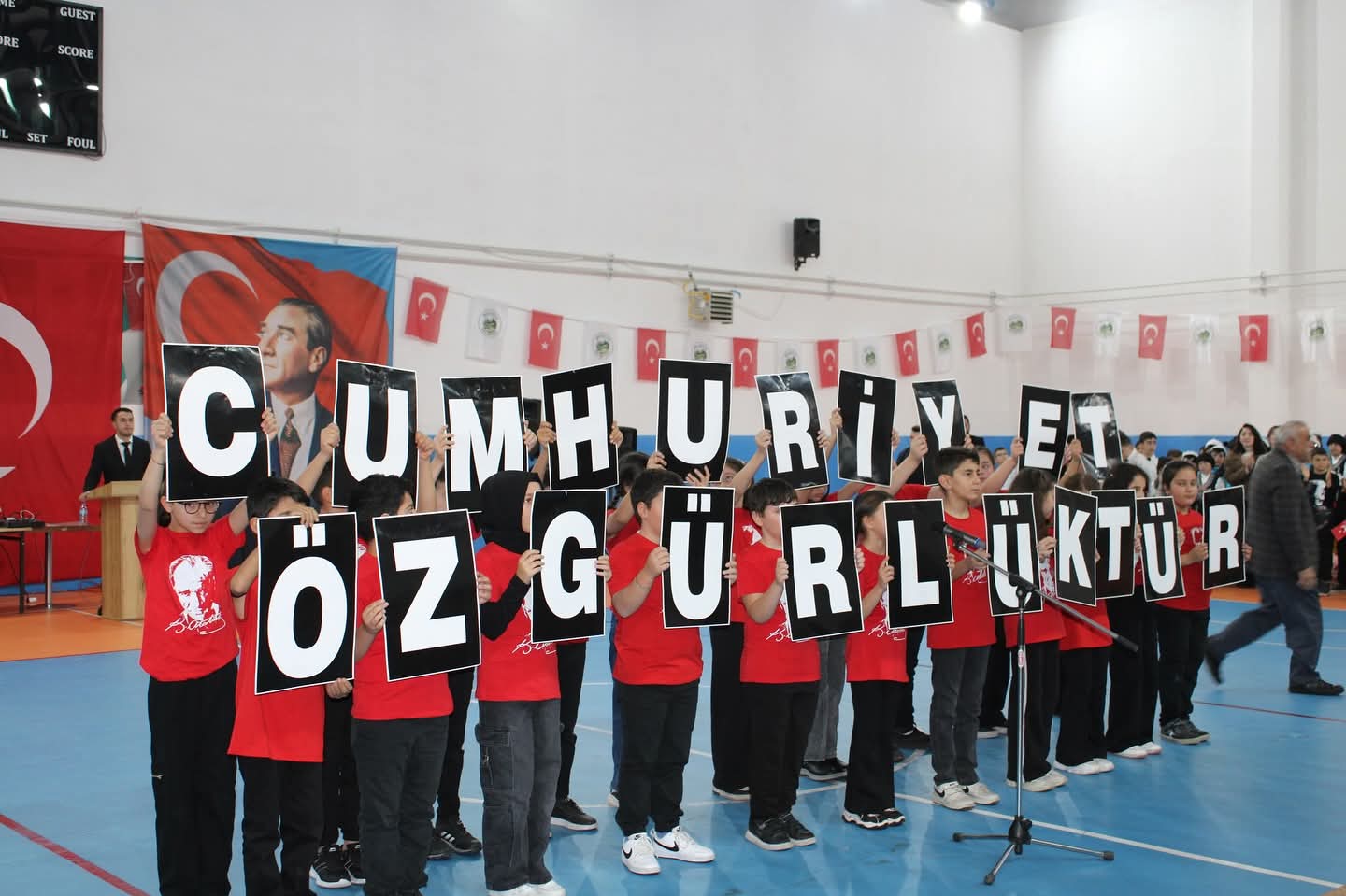 ÖĞRENCİLERDEN CUMHURİYET GÖSTERİSİ