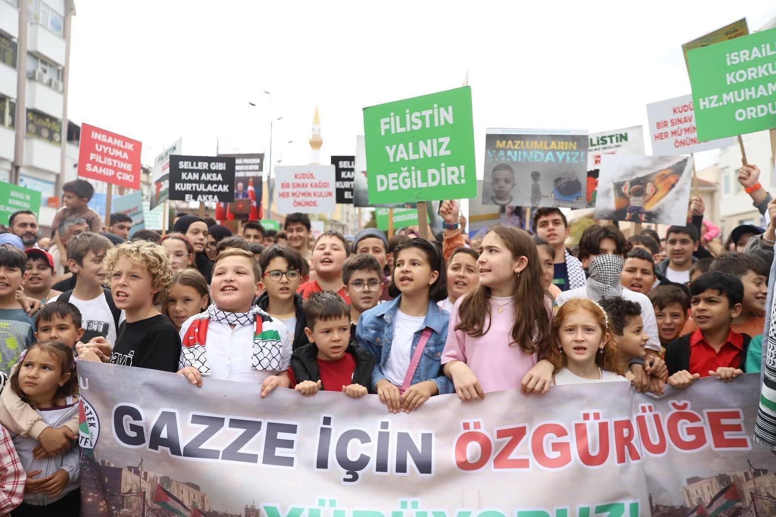 ORDULULAR GAZZE İÇİN YÜRÜDÜ