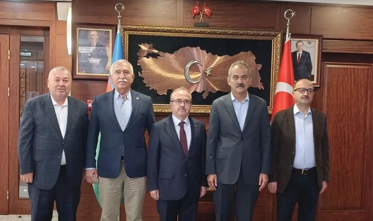 Sürpriz Buluşma Merak Uyandırdı