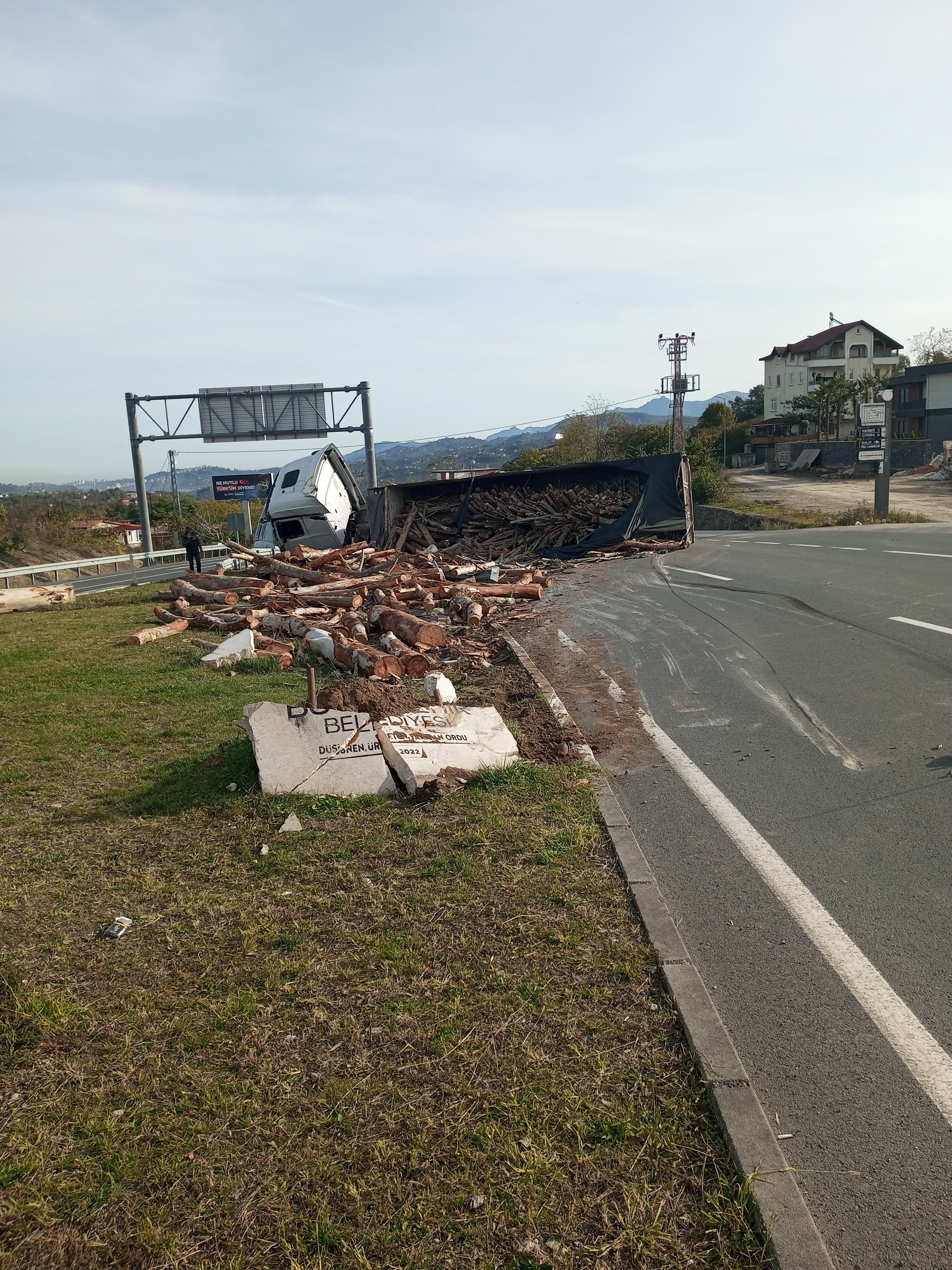 MESUDİYE ORDU ULUBEY SAPAĞINDA KAMYON DEVRİLDİ