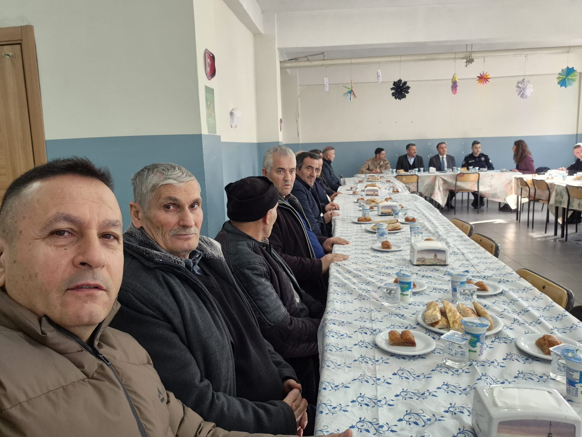 MİLLİ EĞİTİM MÜDÜRÜ EMİNE ÖZTÜRK ÖĞRENCİ SERVİS ŞOFÖRLERİNE YEMEK VERDİ