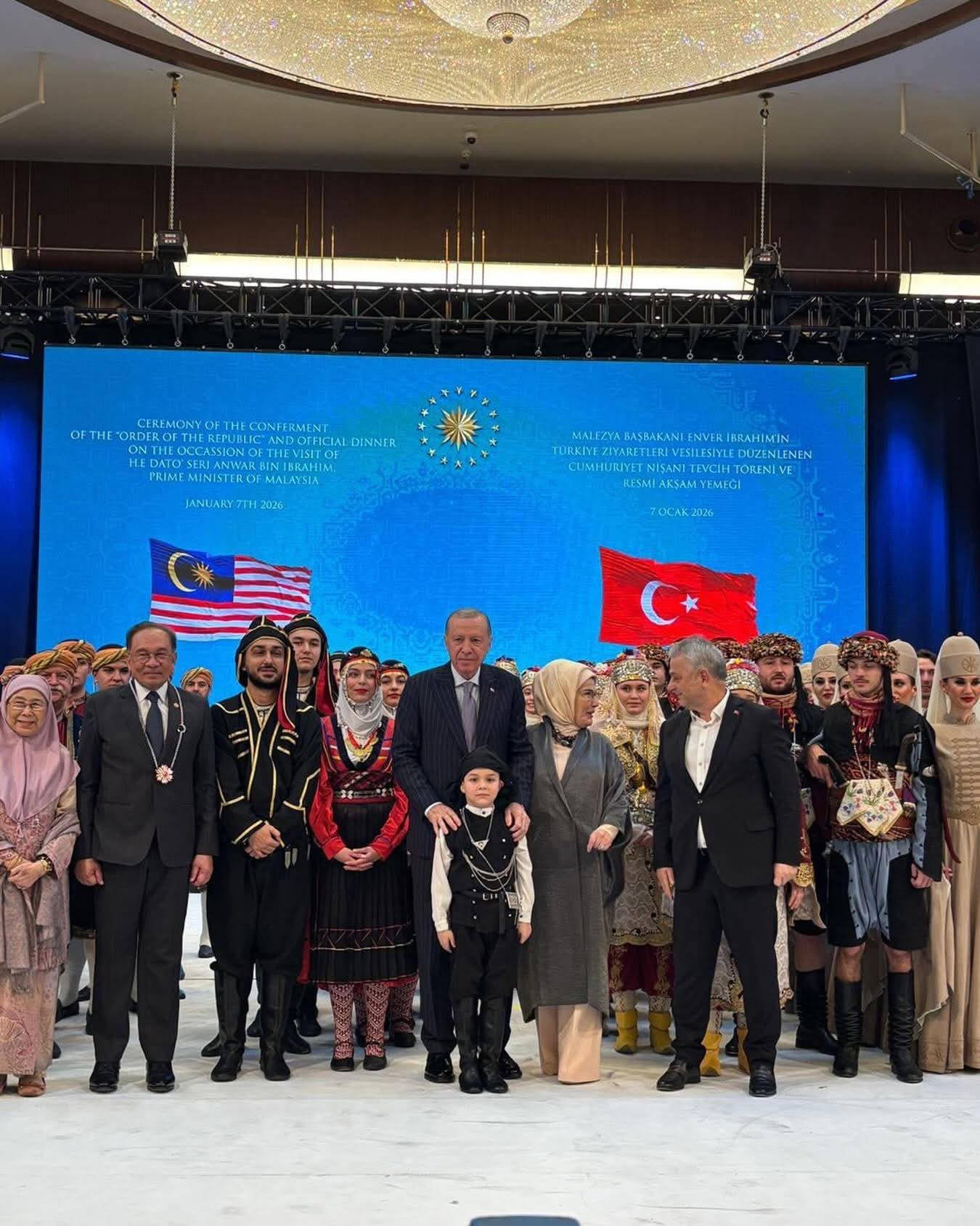 TÜRKİYE HALK OYUNLARI EKİBİ CUMHURBAŞKANI ERDOĞAN'A SUNUM YAPTI