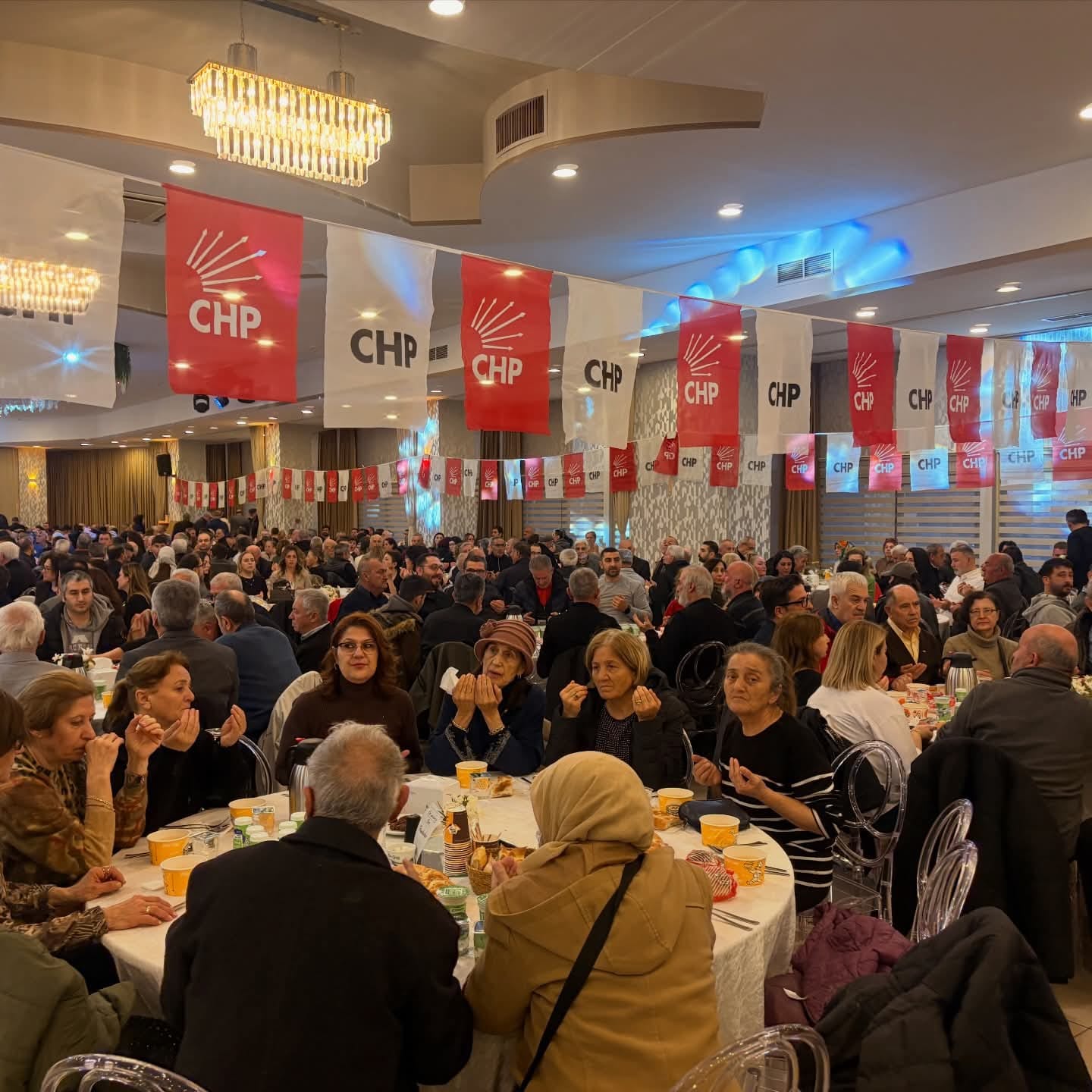 CHP BEYKOZ İLÇE BAŞKANLIĞI İFTAR YEMEĞİ VERDİ