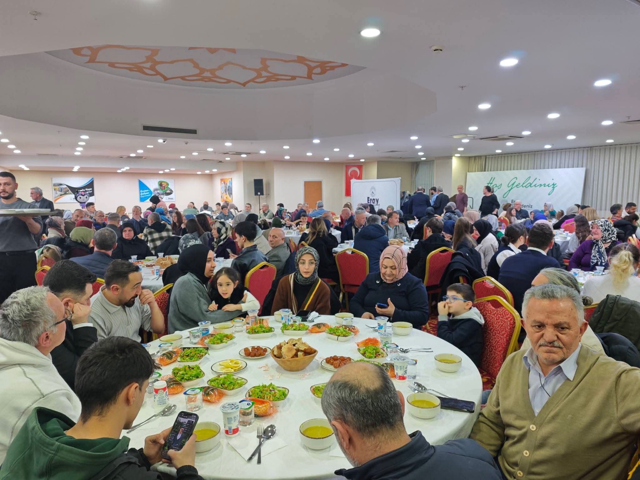 GAZİOSMANPAŞA'DA ORDULULAR SALONA SIĞMADI