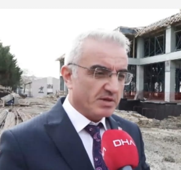 ORDULU MÜDÜR LİSE İNŞAATININ ELEKTRİK İŞLERİNİ ÖĞRENCİLERİYLE BİRLİKTE YAPIYOR